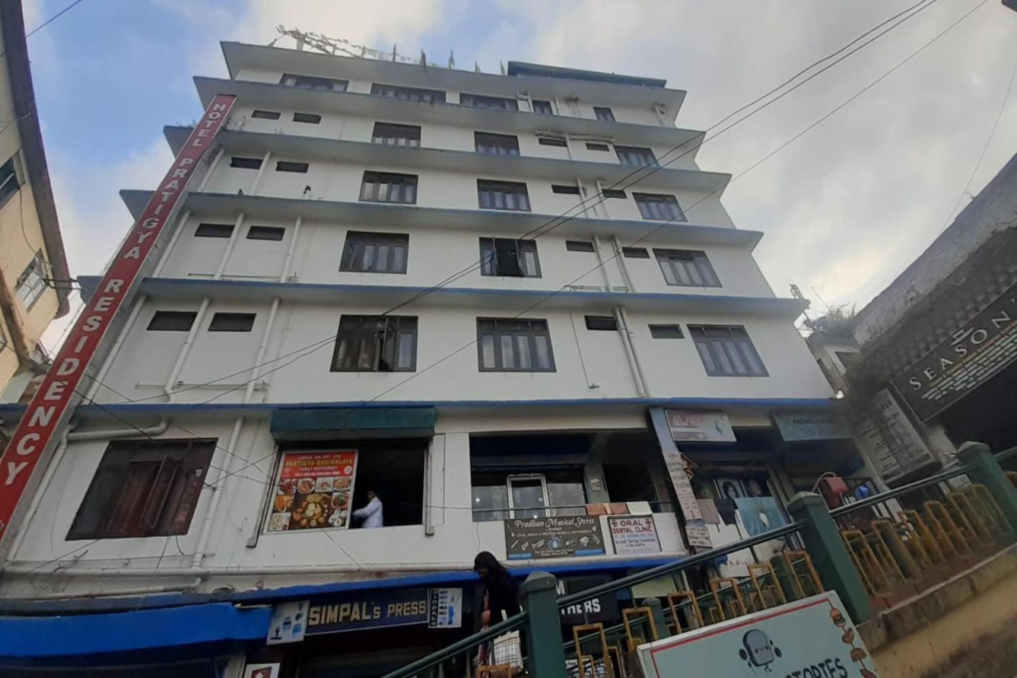 Capital O 8272 Hotel Pratigya Residency Ґанґток Екстер'єр фото