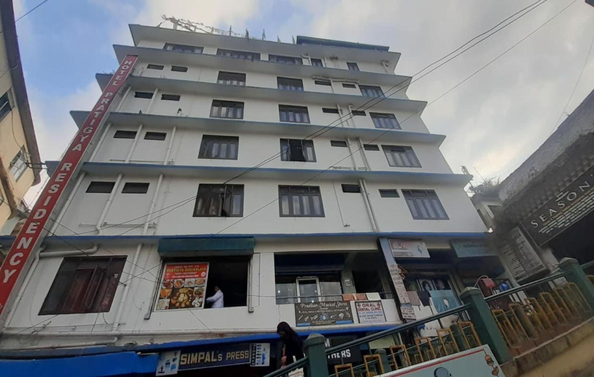 Capital O 8272 Hotel Pratigya Residency Ґанґток Екстер'єр фото
